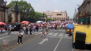 Arriba movilización del Frente Cívico Social al primer cuadro de la ciudad.