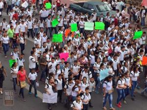 Maestros de la CNTE en Apatzingán obligan a alumnos a marchar contra la reforma educativa