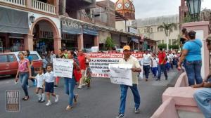 Maestros de la CNTE en Apatzingán obligan a alumnos a marchar contra la reforma educativa
