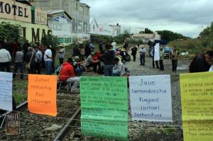 CNTE bloquea centros comerciales y las vías del tren