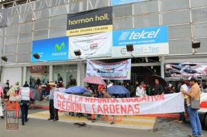 CNTE bloquea centros comerciales y las vías del tren 