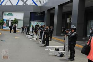 CNTE bloquea centros comerciales y las vías del tren 