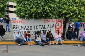 CNTE bloquea centros comerciales y las vías del tren