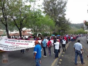 Se aglutinan maestros en la salida a Pátzcuaro