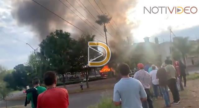 Atacan a balazos e incendian 3 lotes de venta de automóviles en Uruapan