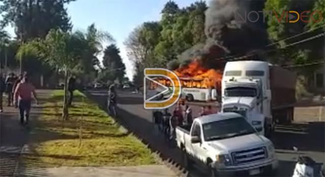 Incendian Vehículos en  Tingüindín; Protestan por Desaparición de Estudiantes 