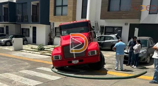 Camión pipa de agua sin frenos choca contra auto y fachada de casa al sur de Morelia 