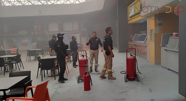 Policías sofocan incendio en comercio de Plaza Escala Morelia 