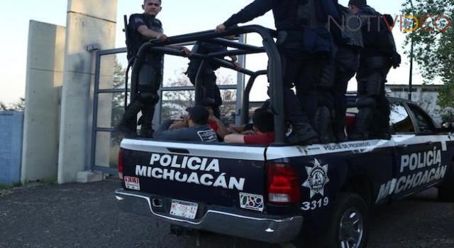 Detienen aficionados “Chivas” afuera del Estadio Morelos 