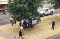 Dos mujeres heridas al chocar su camioneta contra un árbol