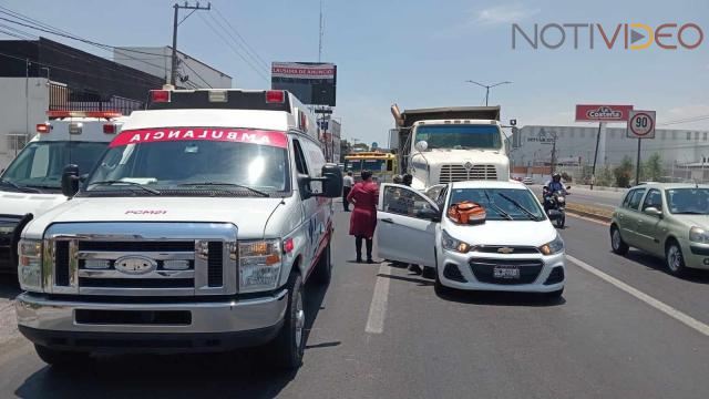 Camión volteo choca contra auto al norte de Morelia; hay 2 heridos 