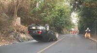 Vuelca automóvil en la subida a Santa María, no hay lesionados