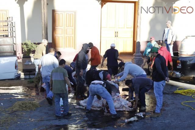 Tablajeros de Tancítaro sacrifican una res afuera de la presidencia municipal a manera de protesta 