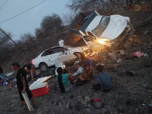 Un niño muerto y al menos 10 lesionados dejó un accidente en la carretera Cuatro Caminos -Apatzingán