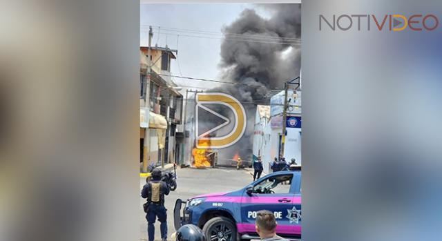 Camioneta con huachicol vuelca y se incendia en centro de La Piedad; huía de la Policía 