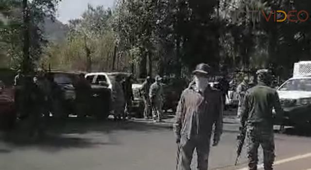Hombres armados en camionetas se manifiestan contra los robos, asaltos y violaciones en la Meseta 