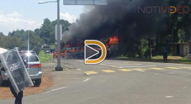 Gobierno asegura que bajó la presión de normalistas, éstos incendian autobús en San Juan Tumbio...