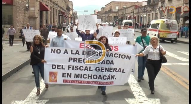 Marchan abogados y policías en Morelia