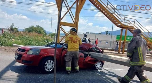 Poste de concreto cae sobre un vehículo en Morelia y muere el conductor. 