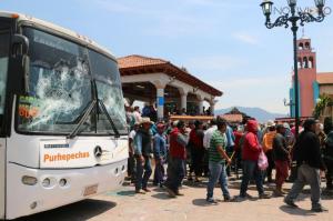 Arantepacua sepulta a sus tres muertos 