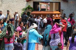 Arantepacua sepulta a sus tres muertos 