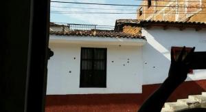 Hombres armados y policías se enfrentan a balazos en Pátzcuaro