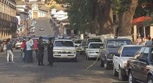 Hombres armados y policías se enfrentan a balazos en Pátzcuaro