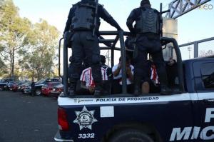 Detienen aficionados “Chivas” afuera del Estadio Morelos 