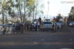 Detienen aficionados “Chivas” afuera del Estadio Morelos 