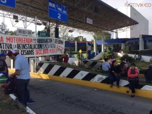CNTE tomas casetas de peaje para exigir pagos pendientes