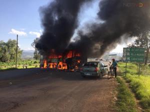 Normalistas incendian camiones y se enfrentan con policías 