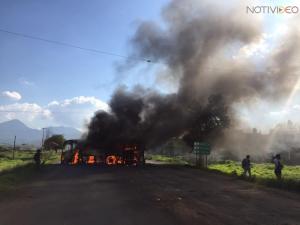 Normalistas incendian camiones y se enfrentan con policías 