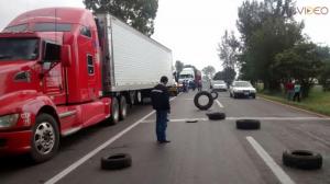 CNTE bloquea parcialmente carretera Morelia-Pátzcuaro  