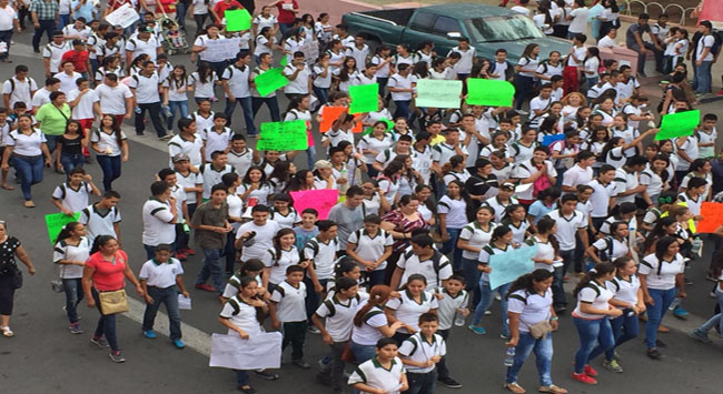 Obligan maestros de la CNTE a sus alumnos a marchar contra la reforma educativa