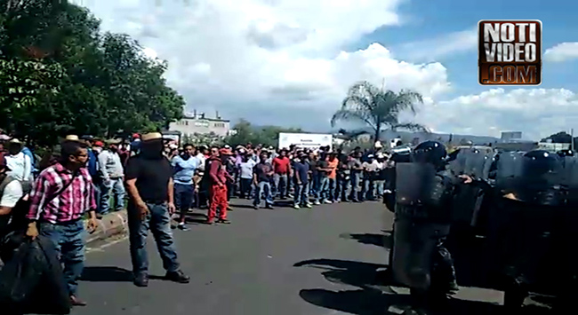 Granaderos de la Policía Federal desalojan a docentes de la CNTE en Morelia