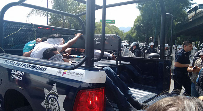 Arriban granaderos de la Policía Federal a la manifestación de Tres Puentes…