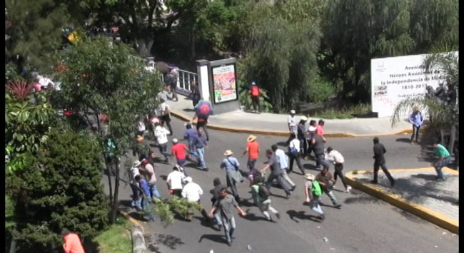 Desalojan policías a CNTE; responden con piedras
