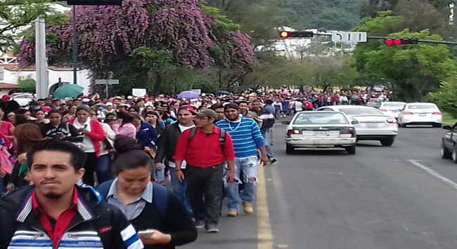 Tras manifestación, CNTE instala plantón en plaza pública para no impedir tránsito vehicular