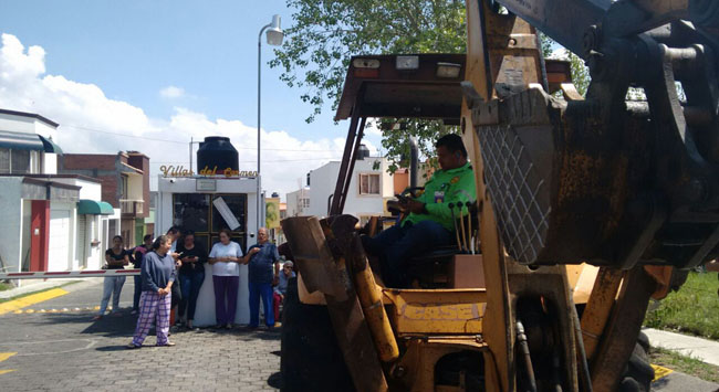 Policías de Morelia pelean con habitantes de fraccionamiento, por derrumbar una barda