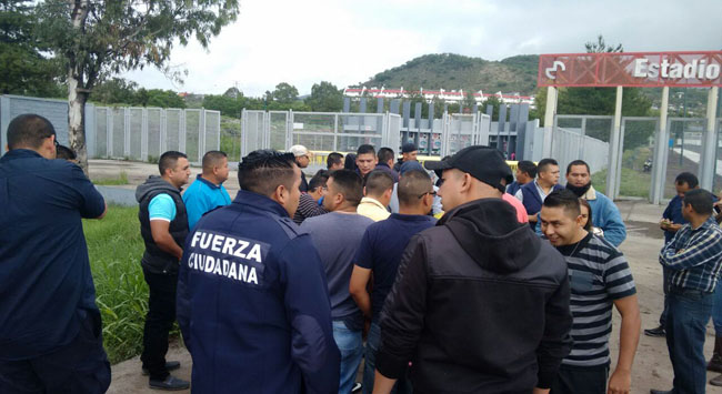 Policías municipales y Expolicías se manifiestan en Morelia