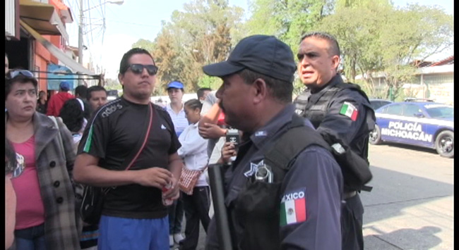 Conato de bronca entre CNTE y policías, durante cobro de trabajadores de la SEE