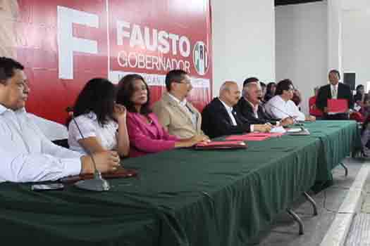 Fausto Vallejo firma convenio con organizaciones civiles