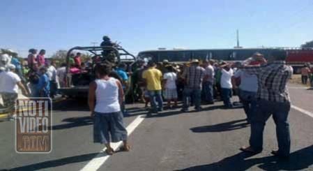 Se reactivan bloqueos contra autodefensas 