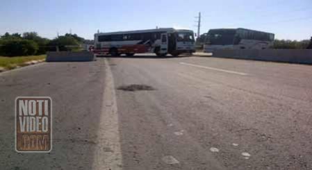 Se reactivan bloqueos carreteros sobre carretera Cuatro Caminos Apatzingán