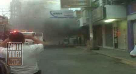 Con bombas molotov incendian una farmacia