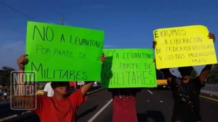 Bloquean en Apatzingán por detención de comandante de Fuerza Rural