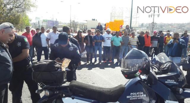 Trabajadores del ICATMI bloquean el Libramiento