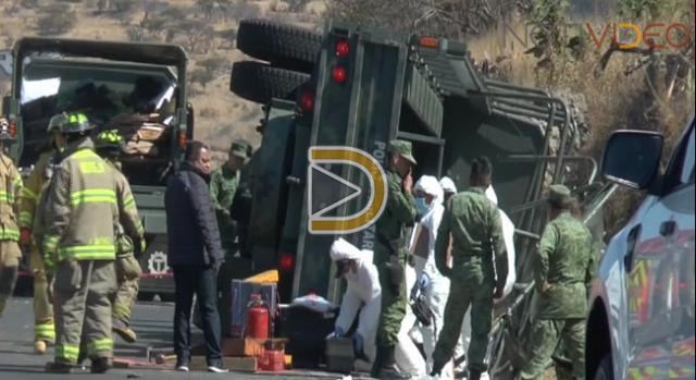 Muere un militar al volcar camión de la Sedena