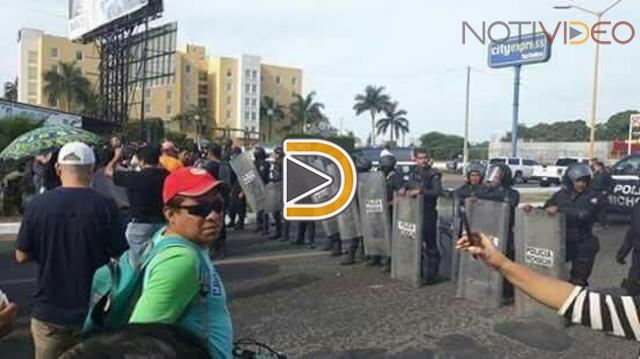 Profesores intentan irrumpir en evento del gobernador de Michoacán