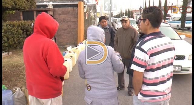  Morelianos se organizan para trabajar y no perder su turno en las gasolineras